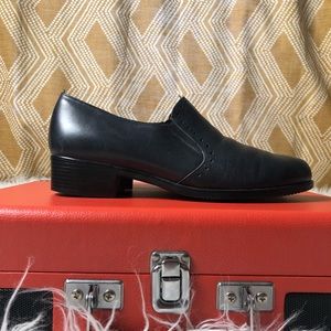 MUNRO Navy Leather Loafer Slip On